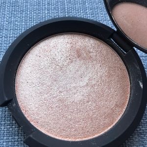 BECCA Highlight - Champagne Pop